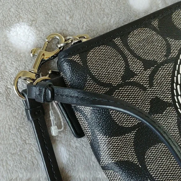 Coach  Wristlet - Picture 3 of 8